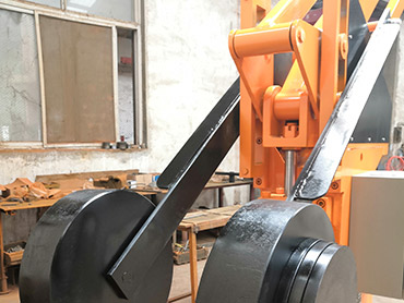 सहायक यांत्रिक हाथ का उपयोग करने के क्या फायदे हैं?