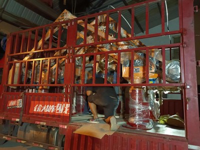 लोड करने के लिए दो मैनिप्यूलेटर लोड किए जा रहे हैं